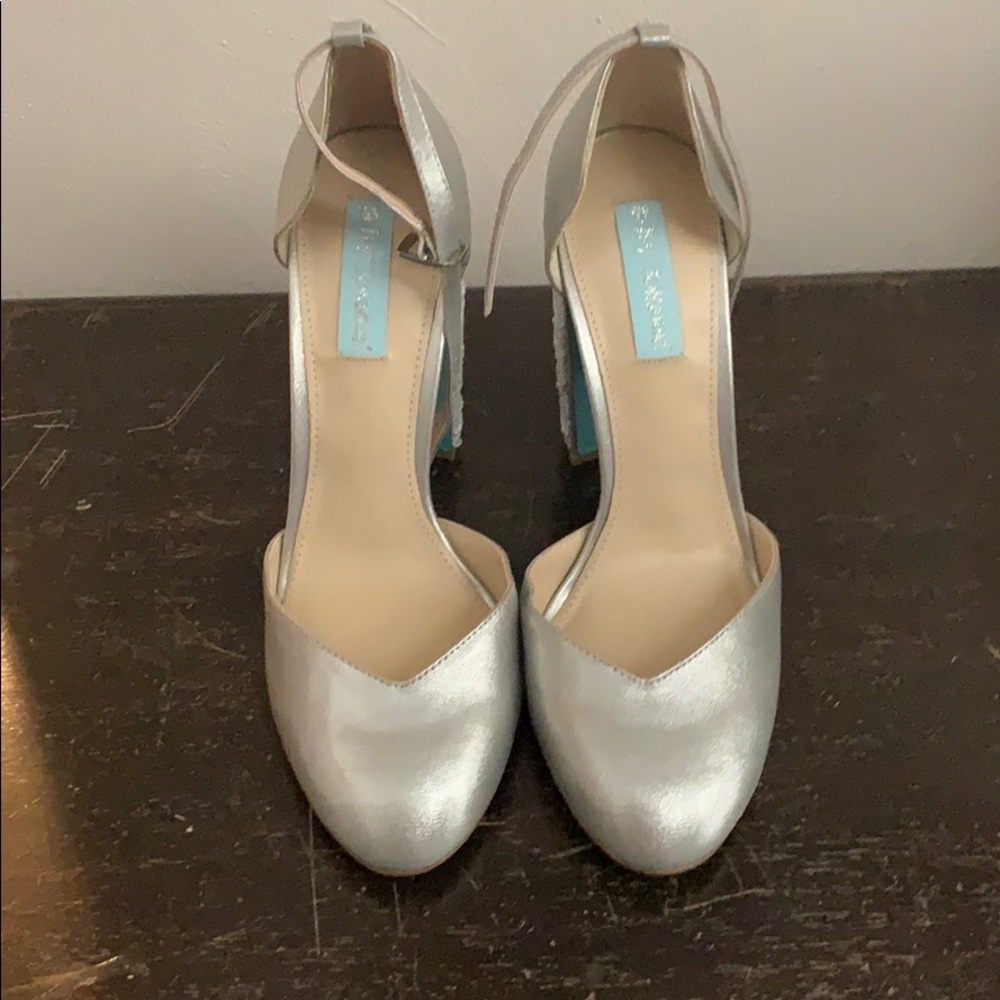 Betsy Johnson size 7 pearl heels
